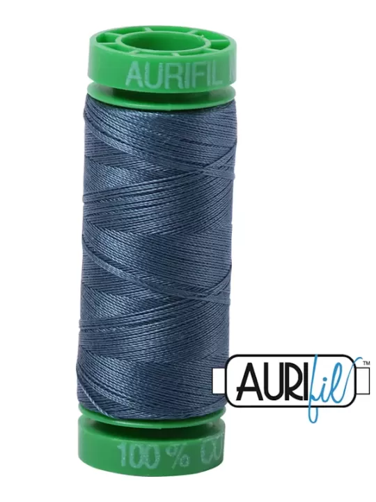 FIL COTON MAKO 40 AURIFIL 1310 Medium Blue Grey - Petite bobine de 150 mètres