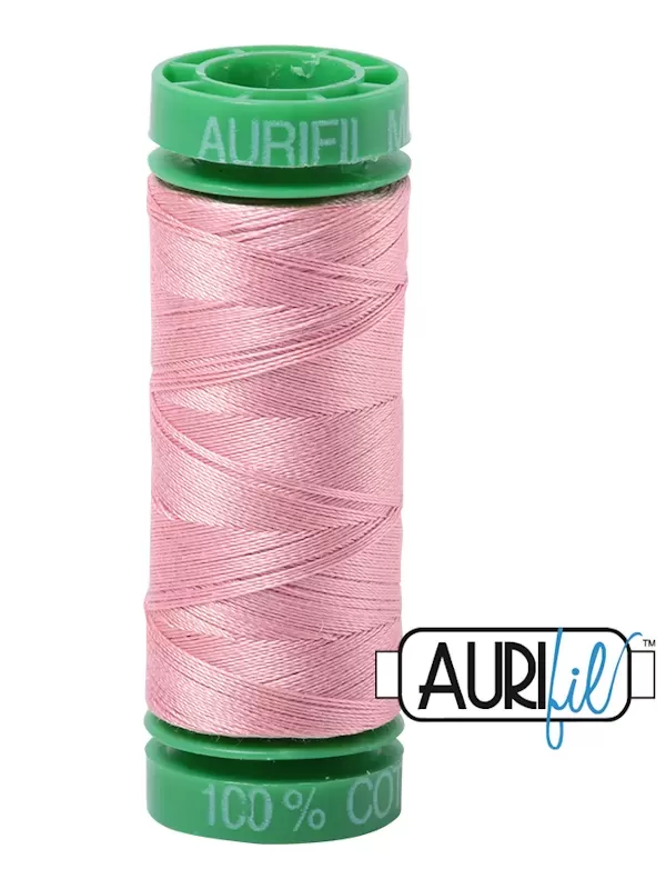 FIL COTON MAKO 40 AURIFIL 2437 Light Peony - Petite bobine de 150 mètres