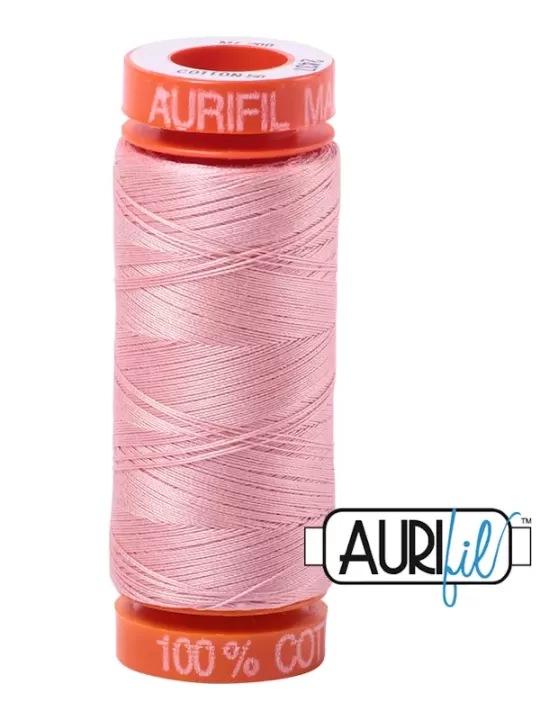 FIL COTON MAKO 50 AURIFIL 2437 Light Peony - Petite bobine de 200 mètres